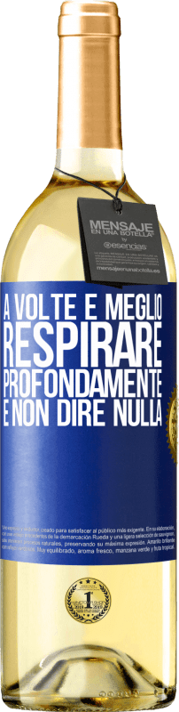 29,95 € Spedizione Gratuita | Vino bianco Edizione WHITE A volte è meglio respirare profondamente e non dire nulla Etichetta Blu. Etichetta personalizzabile Vino giovane Raccogliere 2024 Verdejo