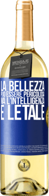 29,95 € Spedizione Gratuita | Vino bianco Edizione WHITE La bellezza può essere pericolosa, ma l'intelligenza è letale Etichetta Blu. Etichetta personalizzabile Vino giovane Raccogliere 2024 Verdejo