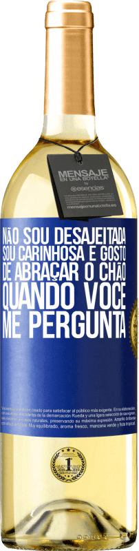 29,95 € Envio grátis | Vinho branco Edição WHITE Não sou desajeitada, sou carinhosa e gosto de abraçar o chão quando você me pergunta Etiqueta Azul. Etiqueta personalizável Vinho jovem Colheita 2024 Verdejo