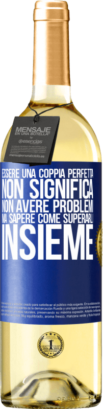 29,95 € Spedizione Gratuita | Vino bianco Edizione WHITE Essere una coppia perfetta non significa non avere problemi, ma sapere come superarli insieme Etichetta Blu. Etichetta personalizzabile Vino giovane Raccogliere 2024 Verdejo