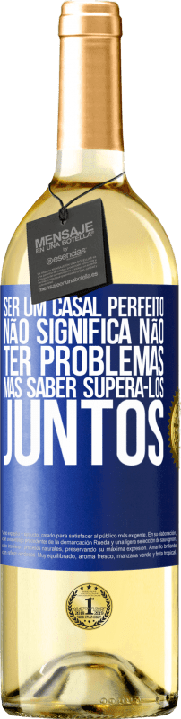 29,95 € Envio grátis | Vinho branco Edição WHITE Ser um casal perfeito não significa não ter problemas, mas saber superá-los juntos Etiqueta Azul. Etiqueta personalizável Vinho jovem Colheita 2024 Verdejo