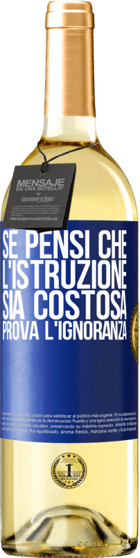 29,95 € Spedizione Gratuita | Vino bianco Edizione WHITE Se pensi che l'istruzione sia costosa, prova l'ignoranza Etichetta Blu. Etichetta personalizzabile Vino giovane Raccogliere 2024 Verdejo