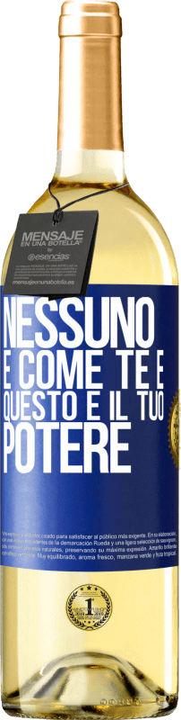 29,95 € Spedizione Gratuita | Vino bianco Edizione WHITE Nessuno è come te e questo è il tuo potere Etichetta Blu. Etichetta personalizzabile Vino giovane Raccogliere 2024 Verdejo