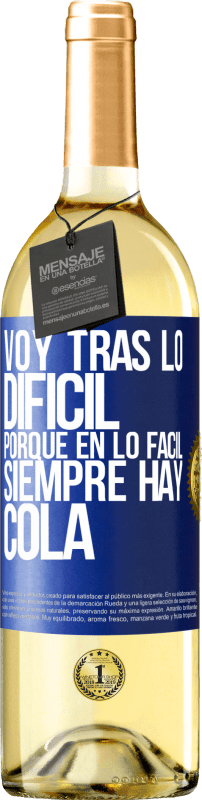 29,95 € Envío gratis | Vino Blanco Edición WHITE Voy tras lo difícil, porque en la lo fácil siempre hay cola Etiqueta Azul. Etiqueta personalizable Vino joven Cosecha 2024 Verdejo