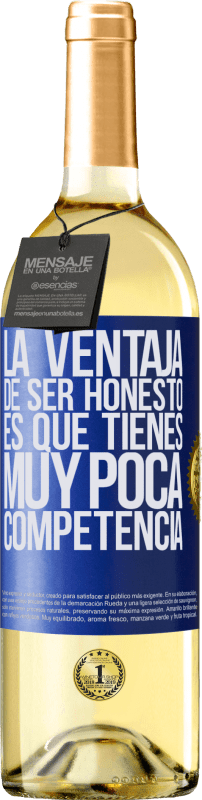 29,95 € Envío gratis | Vino Blanco Edición WHITE La ventaja de ser honesto es que tienes muy poca competencia Etiqueta Azul. Etiqueta personalizable Vino joven Cosecha 2024 Verdejo