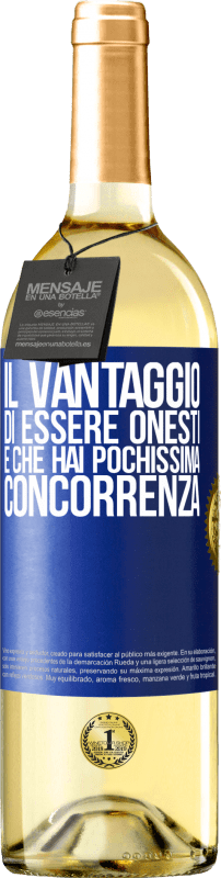 29,95 € Spedizione Gratuita | Vino bianco Edizione WHITE Il vantaggio di essere onesti è che hai pochissima concorrenza Etichetta Blu. Etichetta personalizzabile Vino giovane Raccogliere 2024 Verdejo