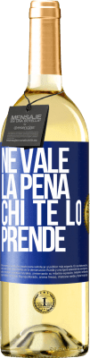 29,95 € Spedizione Gratuita | Vino bianco Edizione WHITE Ne vale la pena chi te lo prende Etichetta Blu. Etichetta personalizzabile Vino giovane Raccogliere 2025 Verdejo