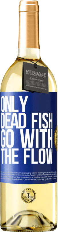 29,95 € Бесплатная доставка | Белое вино Издание WHITE Только мертвая рыба плывет по течению Синяя метка. Настраиваемая этикетка Молодое вино Урожай 2023 Verdejo