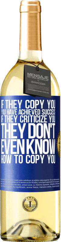 29,95 € 送料無料 | 白ワイン WHITEエディション 彼らはあなたをコピーする場合、あなたは成功を達成しています。彼らがあなたを批判するなら、彼らはあなたをコピーする方法さえ知りません 青いタグ. カスタマイズ可能なラベル 若いワイン 収穫 2023 Verdejo