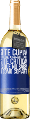 29,95 € Envío gratis | Vino Blanco Edición WHITE Si te copian, es que has alcanzado el éxito. Si te critican, es que no saben ni como copiarte Etiqueta Azul. Etiqueta personalizable Vino joven Cosecha 2023 Verdejo