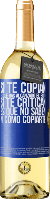 29,95 € Envío gratis | Vino Blanco Edición WHITE Si te copian, es que has alcanzado el éxito. Si te critican, es que no saben ni como copiarte Etiqueta Azul. Etiqueta personalizable Vino joven Cosecha 2025 Verdejo