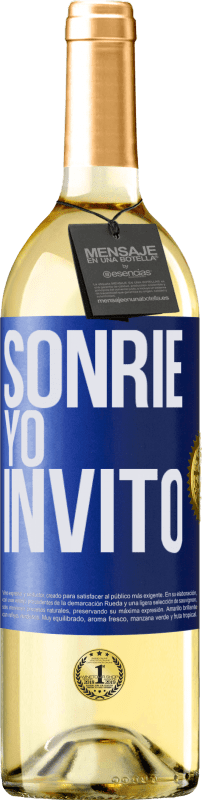 29,95 € Envío gratis | Vino Blanco Edición WHITE Sonríe, yo invito Etiqueta Azul. Etiqueta personalizable Vino joven Cosecha 2023 Verdejo