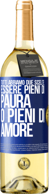 29,95 € Spedizione Gratuita | Vino bianco Edizione WHITE Tutti abbiamo due scelte: essere pieni di paura o pieni di amore Etichetta Blu. Etichetta personalizzabile Vino giovane Raccogliere 2024 Verdejo