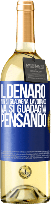 29,95 € Spedizione Gratuita | Vino bianco Edizione WHITE Il denaro non si guadagna lavorando, ma si guadagna pensando Etichetta Blu. Etichetta personalizzabile Vino giovane Raccogliere 2024 Verdejo