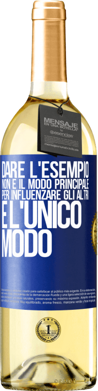 29,95 € Spedizione Gratuita | Vino bianco Edizione WHITE Dare l'esempio non è il modo principale per influenzare gli altri è l'unico modo Etichetta Blu. Etichetta personalizzabile Vino giovane Raccogliere 2024 Verdejo