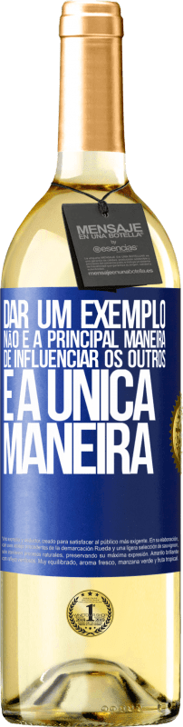 29,95 € Envio grátis | Vinho branco Edição WHITE Dar um exemplo não é a principal maneira de influenciar os outros é a única maneira Etiqueta Azul. Etiqueta personalizável Vinho jovem Colheita 2024 Verdejo