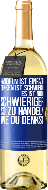 29,95 € Kostenloser Versand | Weißwein WHITE Ausgabe Handeln ist einfach. Denken ist schwierig. Es ist noch schwieriger, so zu handeln, wie du denkst Blaue Markierung. Anpassbares Etikett Junger Wein Ernte 2024 Verdejo