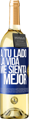 29,95 € Envío gratis | Vino Blanco Edición WHITE A tu lado la vida me sienta mejor Etiqueta Azul. Etiqueta personalizable Vino joven Cosecha 2024 Verdejo