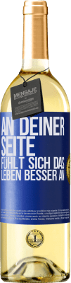 29,95 € Kostenloser Versand | Weißwein WHITE Ausgabe An deiner Seite fühlt sich das Leben besser an Blaue Markierung. Anpassbares Etikett Junger Wein Ernte 2024 Verdejo