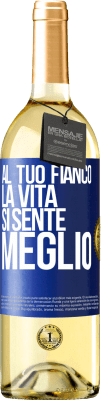 29,95 € Spedizione Gratuita | Vino bianco Edizione WHITE Al tuo fianco la vita si sente meglio Etichetta Blu. Etichetta personalizzabile Vino giovane Raccogliere 2023 Verdejo