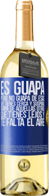 29,95 € Envío gratis | Vino Blanco Edición WHITE Es guapa. Pero no guapa de esas que tienes cerca y suspiras. Guapa de aquellas otras, que tienes lejos y te falta el aire Etiqueta Azul. Etiqueta personalizable Vino joven Cosecha 2024 Verdejo