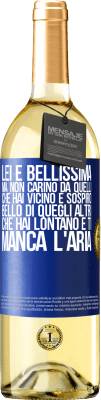 29,95 € Spedizione Gratuita | Vino bianco Edizione WHITE Lei è bellissima Ma non carino da quelli che hai vicino e sospiro. Bello di quegli altri, che hai lontano e ti manca l'aria Etichetta Blu. Etichetta personalizzabile Vino giovane Raccogliere 2024 Verdejo