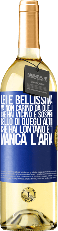 29,95 € Spedizione Gratuita | Vino bianco Edizione WHITE Lei è bellissima Ma non carino da quelli che hai vicino e sospiro. Bello di quegli altri, che hai lontano e ti manca l'aria Etichetta Blu. Etichetta personalizzabile Vino giovane Raccogliere 2025 Verdejo
