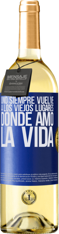 29,95 € Envío gratis | Vino Blanco Edición WHITE Uno siempre vuelve a los viejos lugares donde amó la vida Etiqueta Azul. Etiqueta personalizable Vino joven Cosecha 2024 Verdejo