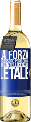 29,95 € Spedizione Gratuita | Vino bianco Edizione WHITE La forza può essere pericolosa, ma l'intelligenza è letale Etichetta Blu. Etichetta personalizzabile Vino giovane Raccogliere 2023 Verdejo