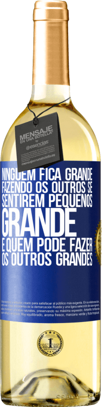 29,95 € Envio grátis | Vinho branco Edição WHITE Ninguém fica grande fazendo os outros se sentirem pequenos. Grande é quem pode fazer os outros grandes Etiqueta Azul. Etiqueta personalizável Vinho jovem Colheita 2024 Verdejo