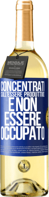 29,95 € Spedizione Gratuita | Vino bianco Edizione WHITE Concentrati sull'essere produttivo e non essere occupato Etichetta Blu. Etichetta personalizzabile Vino giovane Raccogliere 2023 Verdejo