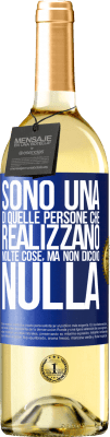 29,95 € Spedizione Gratuita | Vino bianco Edizione WHITE Sono una di quelle persone che realizzano molte cose, ma non dicono nulla Etichetta Blu. Etichetta personalizzabile Vino giovane Raccogliere 2025 Verdejo