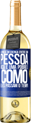 29,95 € Envio grátis | Vinho branco Edição WHITE A única diferença entre uma pessoa rica e uma pobre é como eles passam o tempo Etiqueta Azul. Etiqueta personalizável Vinho jovem Colheita 2025 Verdejo