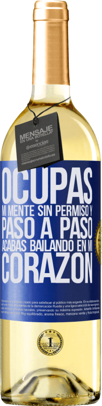 29,95 € Envío gratis | Vino Blanco Edición WHITE Ocupas mi mente sin permiso y paso a paso, acabas bailando en mi corazón Etiqueta Azul. Etiqueta personalizable Vino joven Cosecha 2024 Verdejo