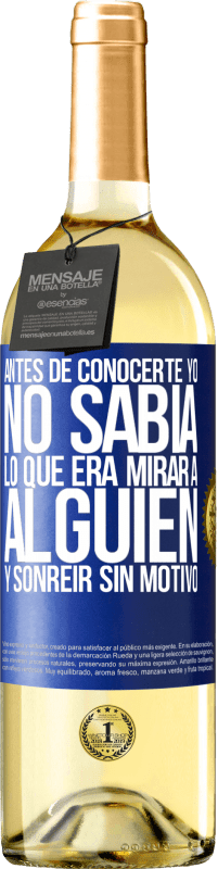 29,95 € Envío gratis | Vino Blanco Edición WHITE Antes de conocerte, yo no sabía lo que era mirar a alguien y sonreir sin motivo Etiqueta Azul. Etiqueta personalizable Vino joven Cosecha 2024 Verdejo