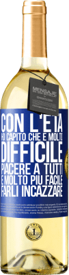 29,95 € Spedizione Gratuita | Vino bianco Edizione WHITE Con l'età ho capito che è molto difficile piacere a tutti. È molto più facile farli incazzare Etichetta Blu. Etichetta personalizzabile Vino giovane Raccogliere 2023 Verdejo