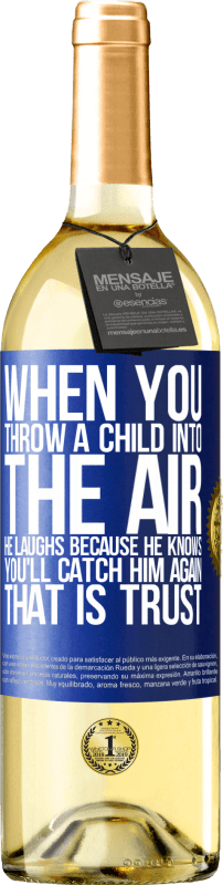 29,95 € Бесплатная доставка | Белое вино Издание WHITE Когда вы бросаете ребенка в воздух, он смеется, потому что знает, что вы снова его поймаете. ЭТО ДОВЕРИЕ Синяя метка. Настраиваемая этикетка Молодое вино Урожай 2023 Verdejo