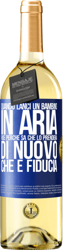 29,95 € Spedizione Gratuita | Vino bianco Edizione WHITE Quando lanci un bambino in aria, ride perché sa che lo prenderai di nuovo. CHE È FIDUCIA Etichetta Blu. Etichetta personalizzabile Vino giovane Raccogliere 2024 Verdejo