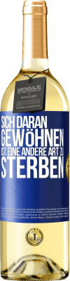 29,95 € Kostenloser Versand | Weißwein WHITE Ausgabe Sich daran gewöhnen ist eine andere Art zu sterben Blaue Markierung. Anpassbares Etikett Junger Wein Ernte 2025 Verdejo