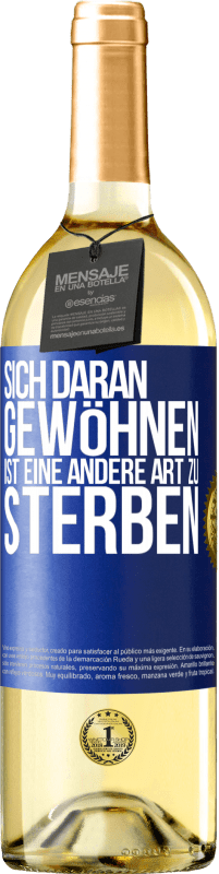 29,95 € Kostenloser Versand | Weißwein WHITE Ausgabe Sich daran gewöhnen ist eine andere Art zu sterben Blaue Markierung. Anpassbares Etikett Junger Wein Ernte 2023 Verdejo