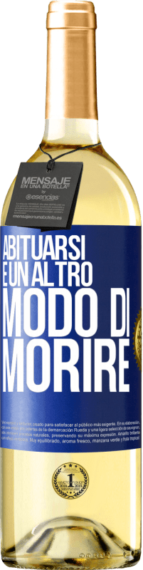 29,95 € Spedizione Gratuita | Vino bianco Edizione WHITE Abituarsi è un altro modo di morire Etichetta Blu. Etichetta personalizzabile Vino giovane Raccogliere 2024 Verdejo