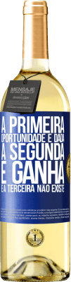 29,95 € Envio grátis | Vinho branco Edição WHITE A primeira oportunidade é dada, a segunda é ganha e a terceira não existe Etiqueta Azul. Etiqueta personalizável Vinho jovem Colheita 2023 Verdejo