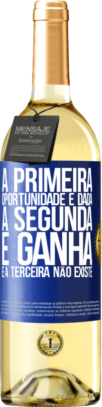 29,95 € Envio grátis | Vinho branco Edição WHITE A primeira oportunidade é dada, a segunda é ganha e a terceira não existe Etiqueta Azul. Etiqueta personalizável Vinho jovem Colheita 2024 Verdejo