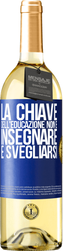 29,95 € Spedizione Gratuita | Vino bianco Edizione WHITE La chiave dell'educazione non è insegnare, è svegliarsi Etichetta Blu. Etichetta personalizzabile Vino giovane Raccogliere 2024 Verdejo