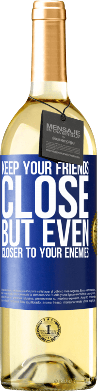 29,95 € Бесплатная доставка | Белое вино Издание WHITE Держите своих друзей близко, но даже ближе к своим врагам Синяя метка. Настраиваемая этикетка Молодое вино Урожай 2023 Verdejo