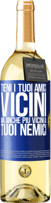 29,95 € Spedizione Gratuita | Vino bianco Edizione WHITE Tieni i tuoi amici vicini, ma anche più vicini ai tuoi nemici Etichetta Blu. Etichetta personalizzabile Vino giovane Raccogliere 2023 Verdejo