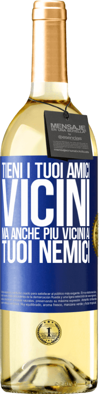 29,95 € Spedizione Gratuita | Vino bianco Edizione WHITE Tieni i tuoi amici vicini, ma anche più vicini ai tuoi nemici Etichetta Blu. Etichetta personalizzabile Vino giovane Raccogliere 2025 Verdejo