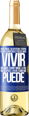 29,95 € Envío gratis | Vino Blanco Edición WHITE Dormir tarde, despertar temprano. Muchos conocidos, pocos amigos. Vivir unos años como nadie lo hace, para después vivir Etiqueta Azul. Etiqueta personalizable Vino joven Cosecha 2024 Verdejo