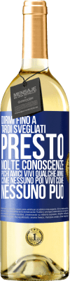 29,95 € Spedizione Gratuita | Vino bianco Edizione WHITE Dormi fino a tardi, svegliati presto. Molte conoscenze, pochi amici. Vivi qualche anno come nessuno, poi vivi come nessuno Etichetta Blu. Etichetta personalizzabile Vino giovane Raccogliere 2023 Verdejo