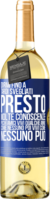 29,95 € Spedizione Gratuita | Vino bianco Edizione WHITE Dormi fino a tardi, svegliati presto. Molte conoscenze, pochi amici. Vivi qualche anno come nessuno, poi vivi come nessuno Etichetta Blu. Etichetta personalizzabile Vino giovane Raccogliere 2024 Verdejo